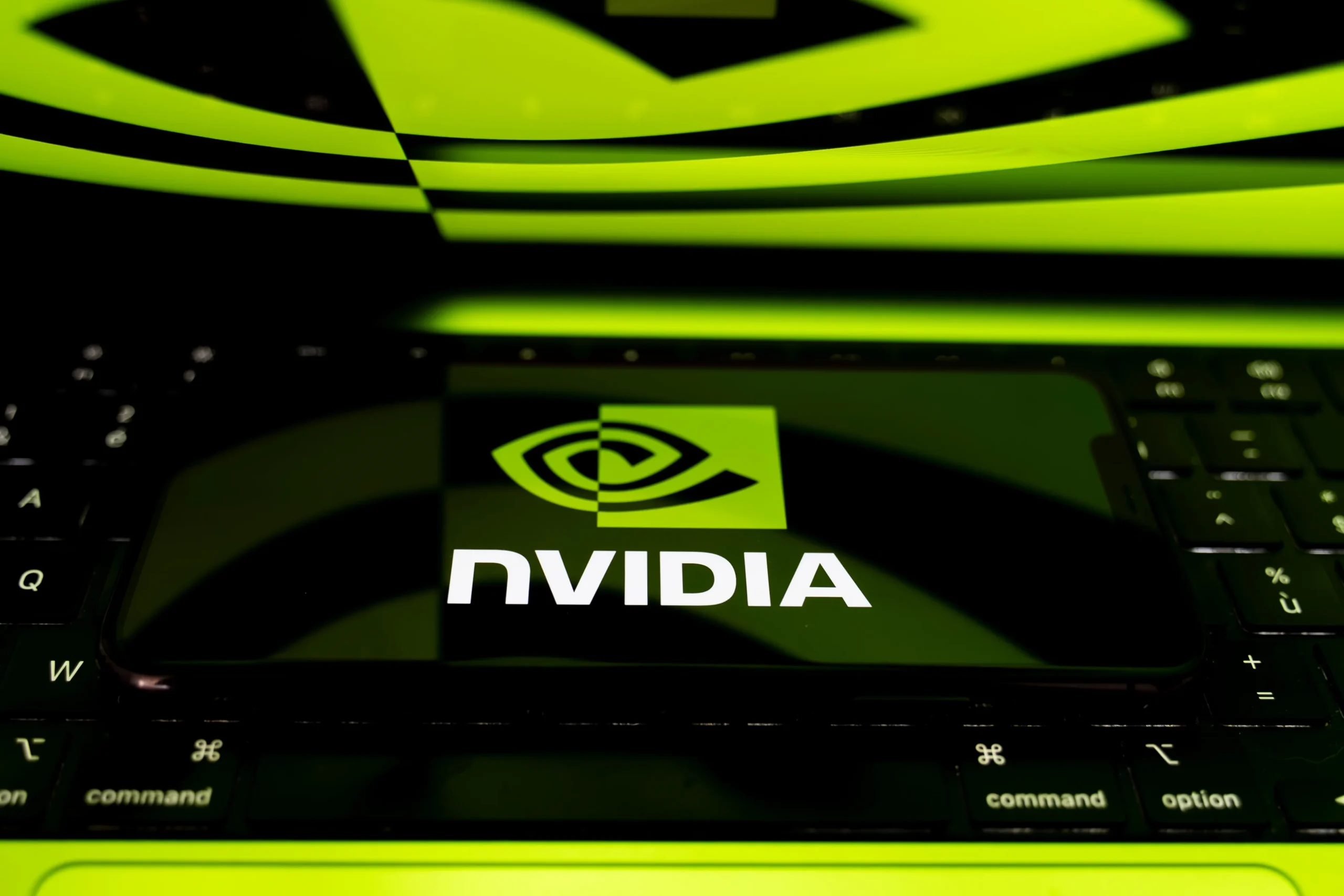Nvidia empresa que evalúa sus planes de inversión en infraestructura de IA.