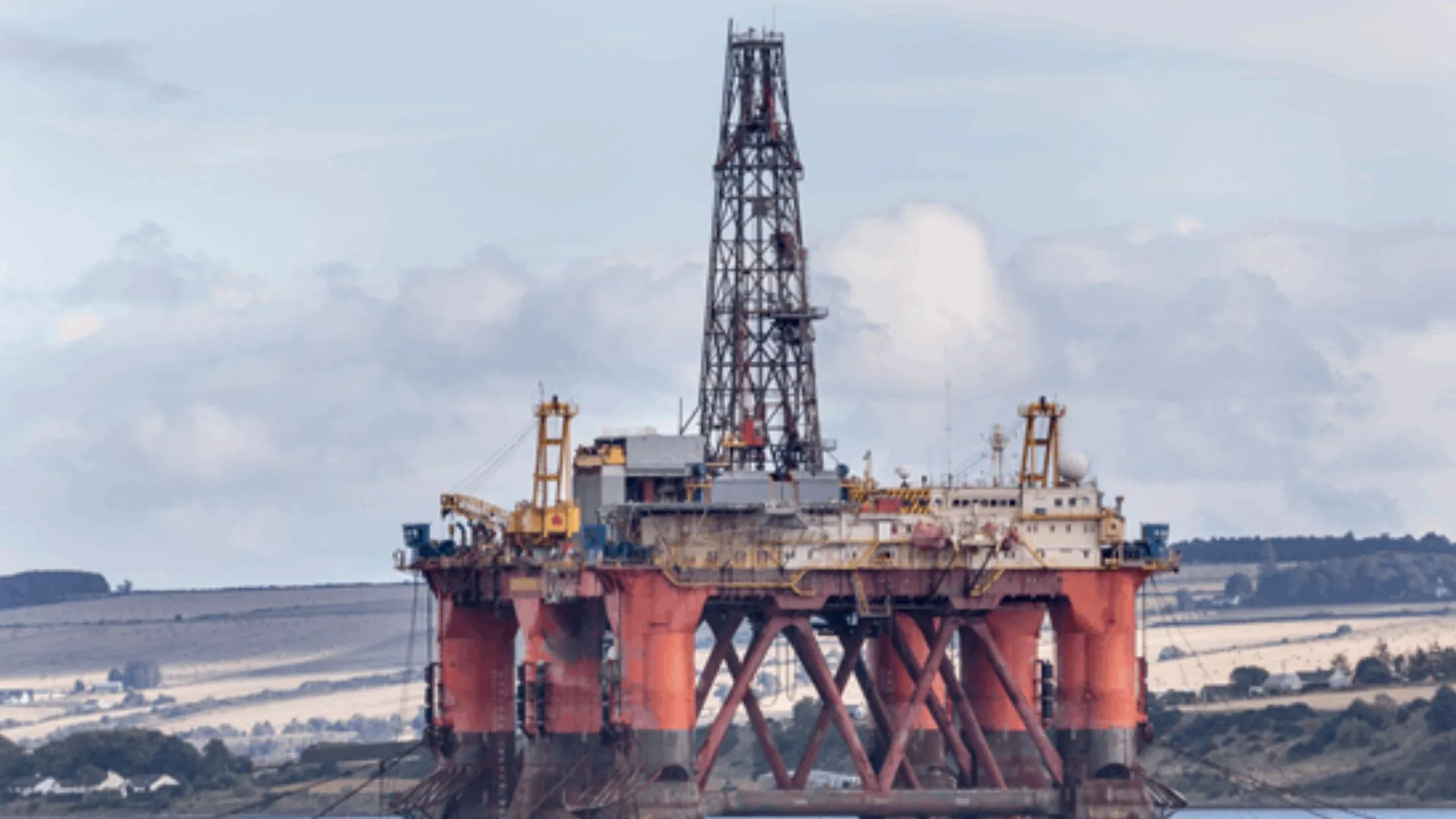 Plataforma petrolera en el Mar del Norte vinculada al llamado de OEUK para reforzar la producción energética del Reino Unido.