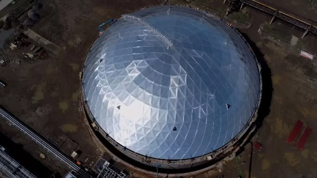 La cúpula del tanque de almacenamiento de crudo más grande de Rumanía