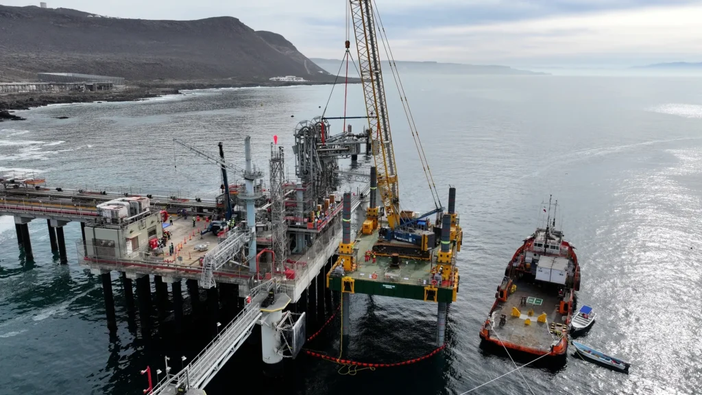 Offshore LNG platform on the Mexican Pacific coast during a marine loading arm lifting operation, an example of special project engineering requiring high technical capacity and maritime coordination.
