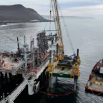 Offshore LNG platform on the Mexican Pacific coast during a marine loading arm lifting operation, an example of special project engineering requiring high technical capacity and maritime coordination.