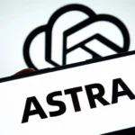 GPT-6 Astra de OpenAI mostrado en un teléfono móvil junto al logotipo de la compañía.