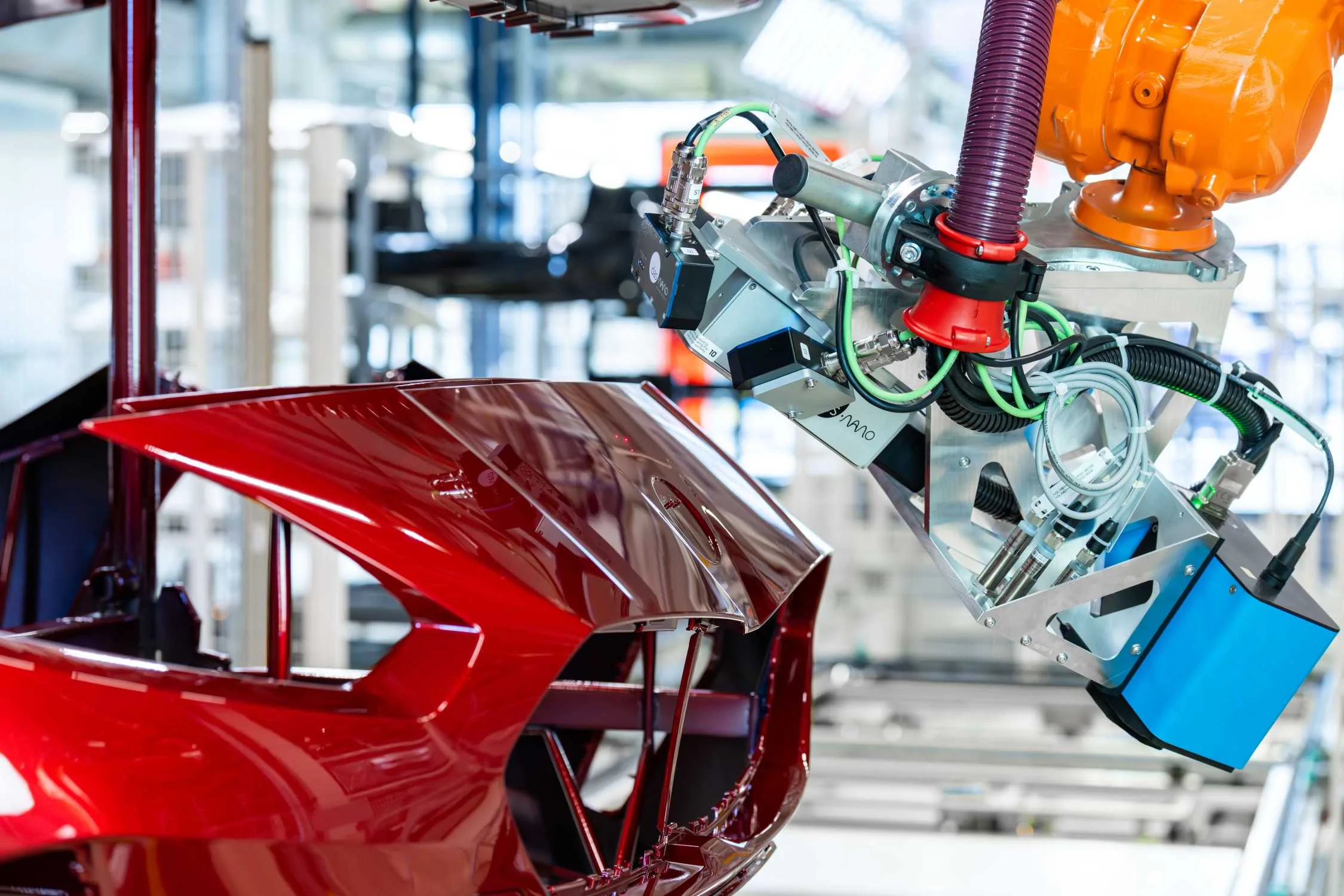 BMW utiliza tecnología de terahercios para medir el espesor de pintura en piezas plásticas automotrices durante la producción en Leipzig.