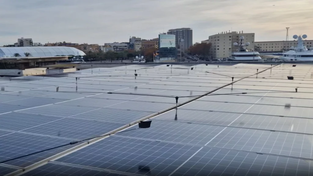 dispositivo para proteger los paneles solares de los excrementos de las aves