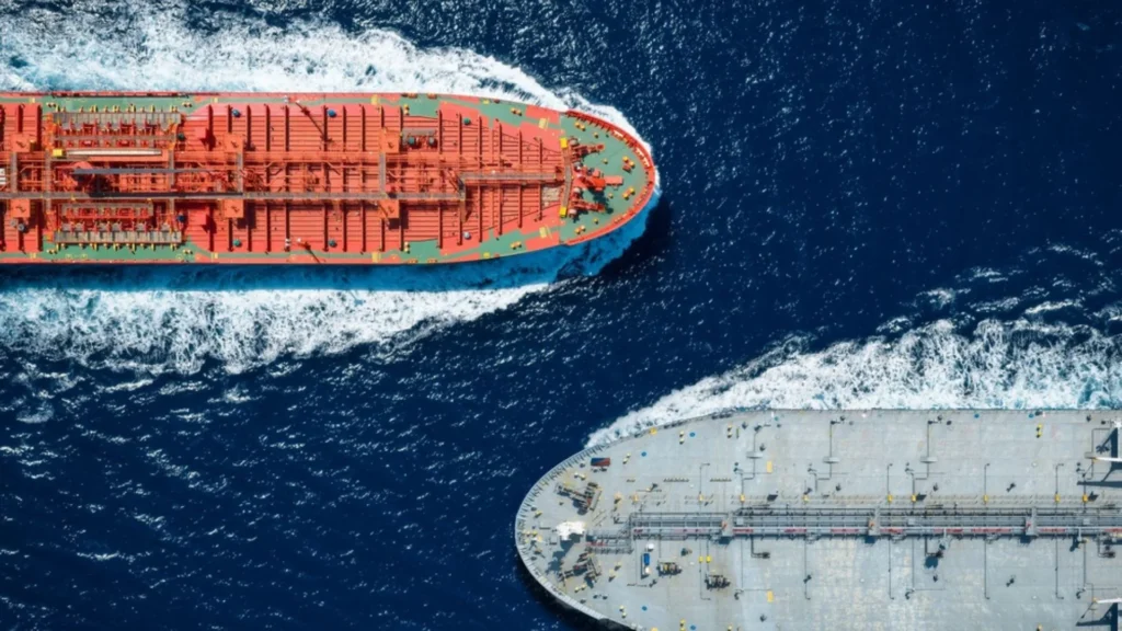 Pakistán paga prima récord por importaciones de petróleo tras crisis en Ormuz