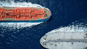 Pakistán paga prima récord por importaciones de petróleo tras crisis en Ormuz