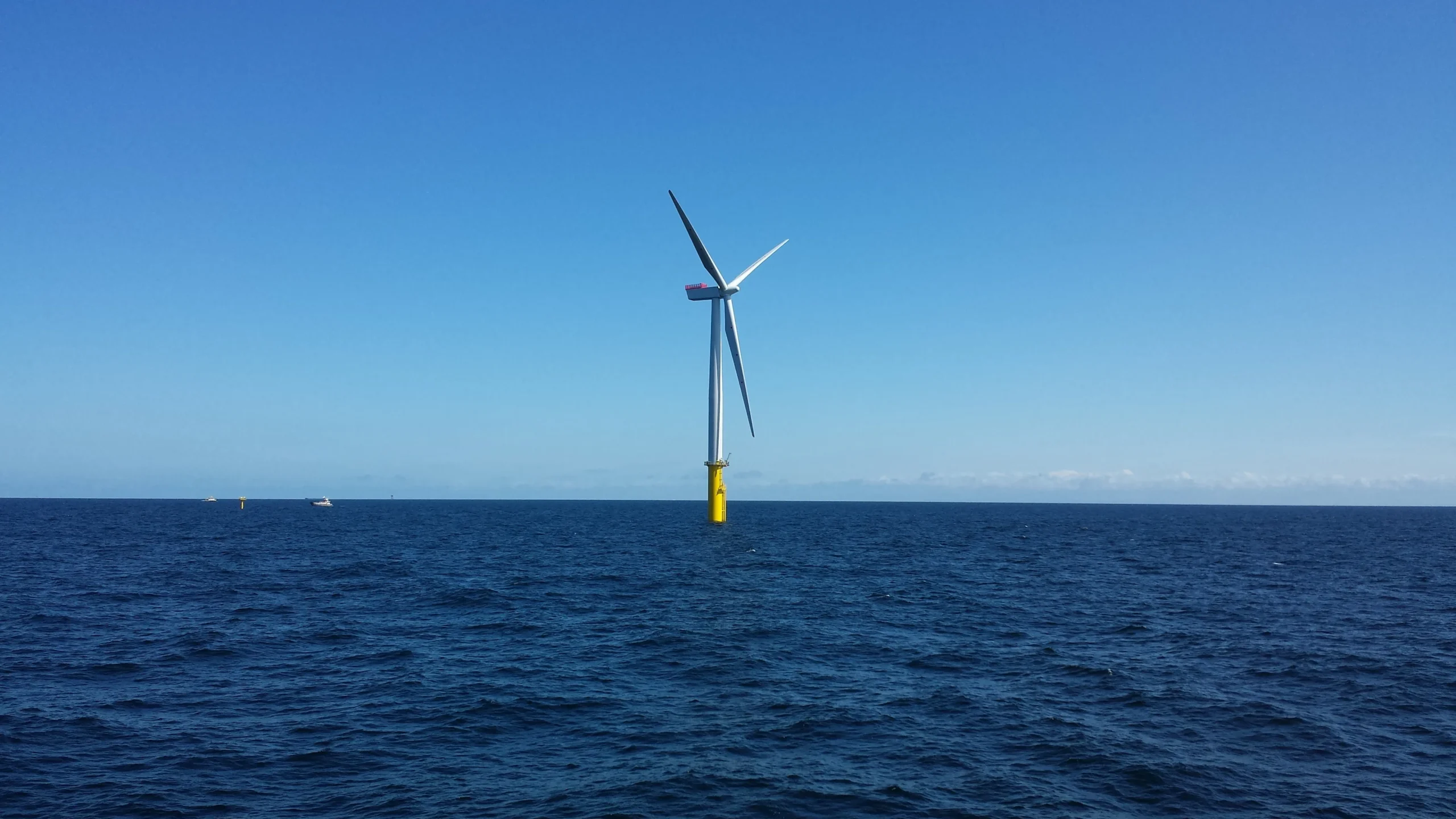 Turbina eólica marina asociada al desarrollo de Neretek para cimentaciones offshore en aguas profundas.