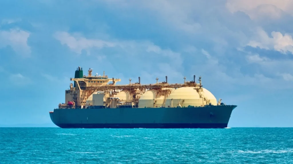Petrolero de GNL de ADNOC cruza el Estrecho de Ormuz en medio de tensiones con Irán