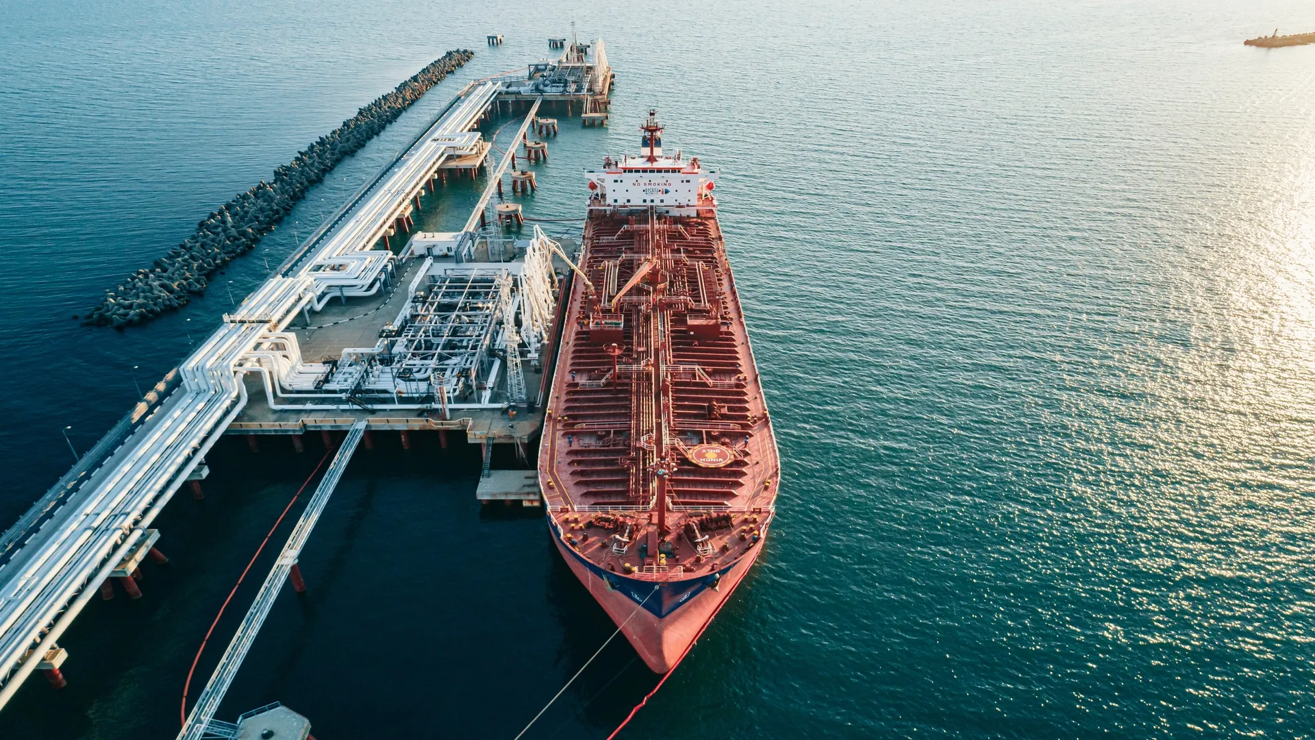 Buque cisterna petrolero atracado en una terminal marítima, que ilustra las operaciones de los terminales marítimos modernas y la logística energética.