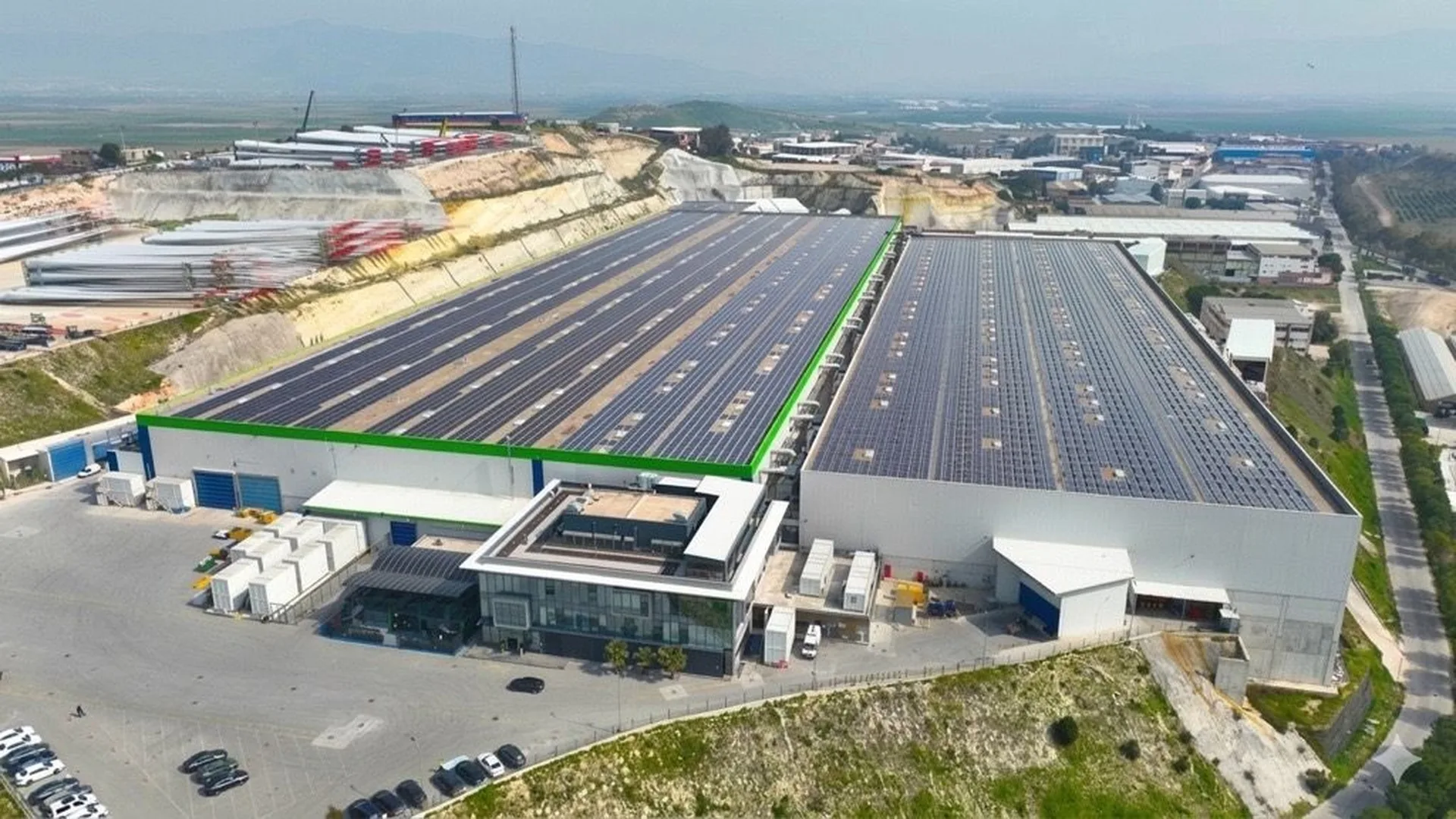 Planta de fabricación de palas eólicas de Nordex en Menemen, Turquía, destinada a producir componentes para turbinas terrestres de alta eficiencia.