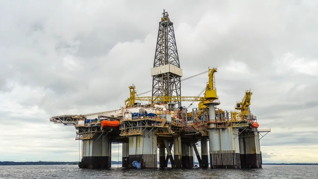 Plataforma offshore de petróleo y gas en Ivory Coast durante actividades de exploración y producción de hidrocarburos.