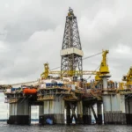 Plataforma offshore de petróleo y gas en Costa de Marfil durante actividades de exploración y producción de hidrocarburos.