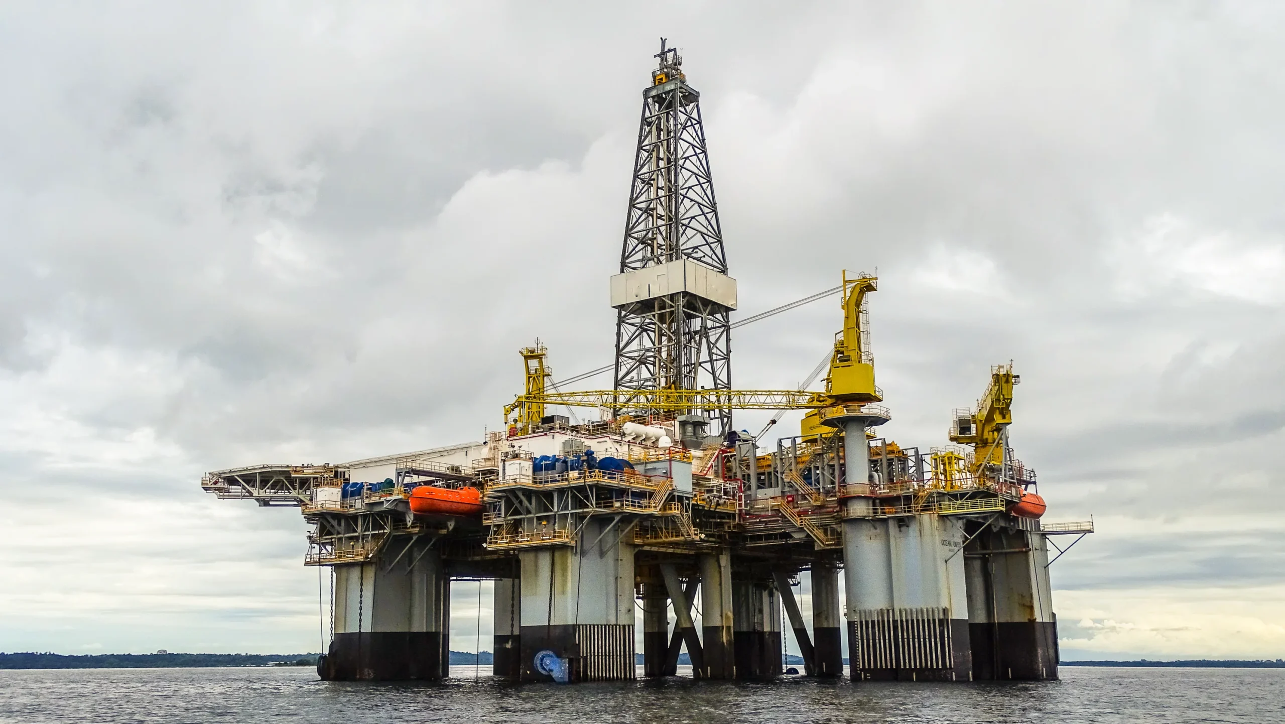 Plataforma offshore de petróleo y gas en Ivory Coast durante actividades de exploración y producción de hidrocarburos.