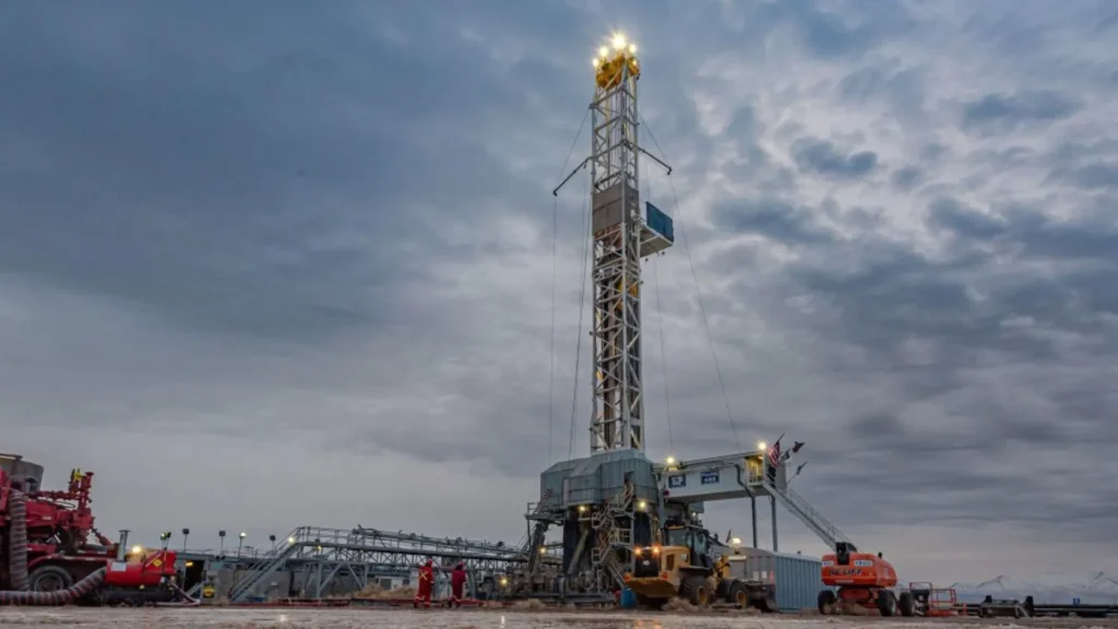 Infraestructura de perforación geotérmica de Fervo Energy en el sitio Cape Station, Utah, durante la operación del pozo Sugarloaf a gran profundidad.