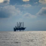 Plataforma jack-up offshore utilizada en proyectos de perforación y desarrollo del Campo de Gas Mako en el mar de Natuna, Indonesia.