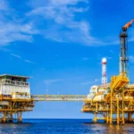 Plataformas offshore conectadas operando en el mar con estructuras metálicas expuestas a corrosión.