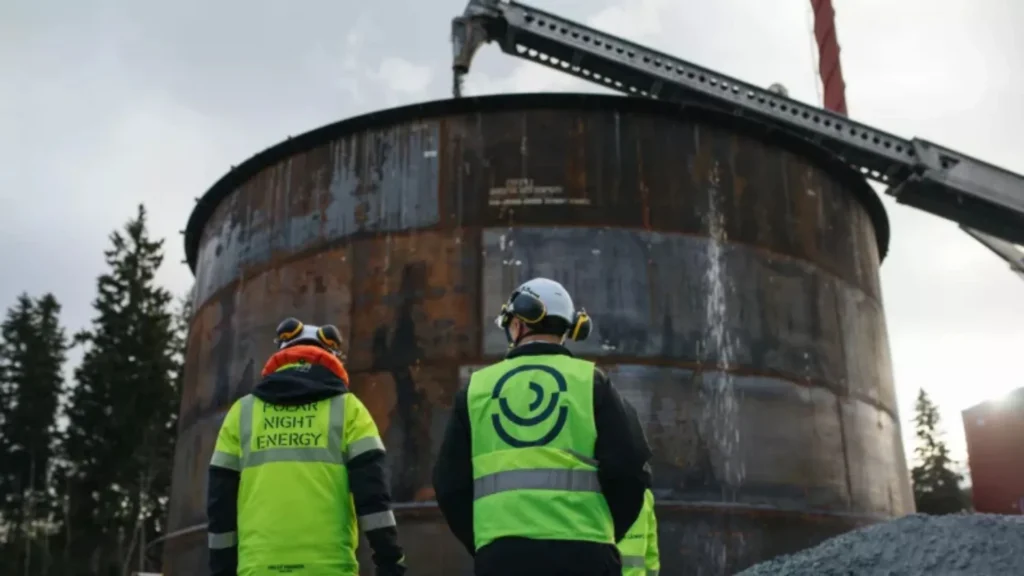 Trabajadores de Polar Night Energy viendo la batería de arena
