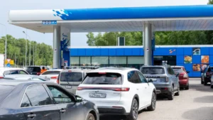 Precio de la gasolina en EE. UU. supera los US$4 por tensión con Irán
