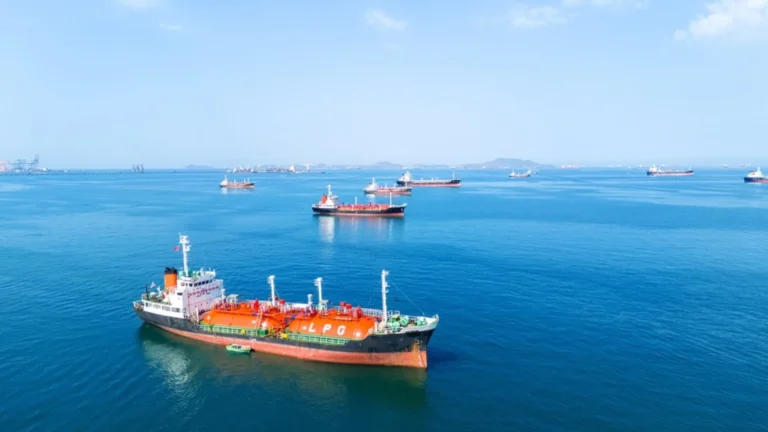 Precio del petróleo cae por la reapertura del Estrecho de Ormuz