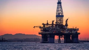 El petróleo sube por tensión entre EE. UU. e Irán y el mercado mira al estrecho de Ormuz