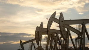 Los precios del petróleo se mantienen al alza en medio de tensiones entre EE. UU. e Irán