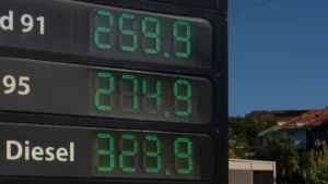 Precios del combustible en Italia bajan, pero superan el tope de Eni