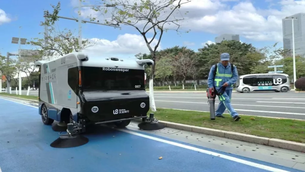 Barredor eléctrico autónomo Robosweeper S1 en la calle