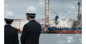 Profesionales con cascos de seguridad supervisan operaciones en un entorno industrial marítimo, en parques de tanques y terminales.