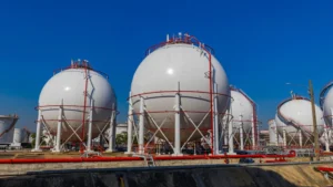 QatarEnergy prepara regreso parcial del GNL tras ataques, con 2 trenes fuera por años