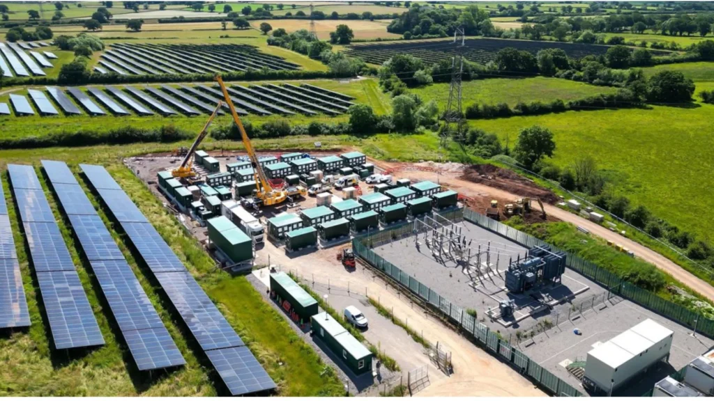 Qualitas Energy amplía su cartera renovable con proyectos solares y almacenamiento energético en Europa.