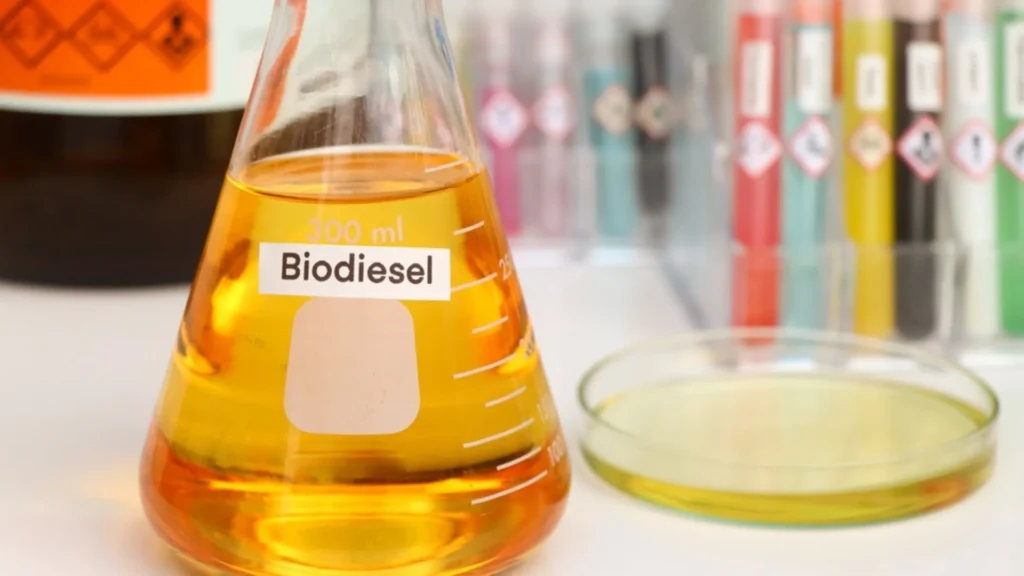 Diésel renovable en laboratorio con muestra de biodiésel en matraz.