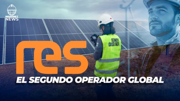 Trabajador de RES inspecciona paneles solares en un campo fotovoltaico con mensaje institucional sobre su posición global.