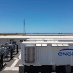 Infraestructura de almacenamiento de energía BESS de ENGIE en planta solar, instalada en zona árida, equipada con transformadores, módulos de baterías y red de transmisión.