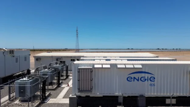 Infraestructura de almacenamiento de energía BESS de ENGIE en planta solar, instalada en zona árida, equipada con transformadores, módulos de baterías y red de transmisión.