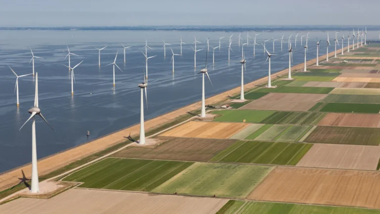 Revolution Wind cumple sus 65 turbinas eólicas marinas en EE. UU.
