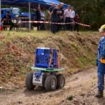 A semi-autonomous robot with AI improves logistics in disaster areas.
