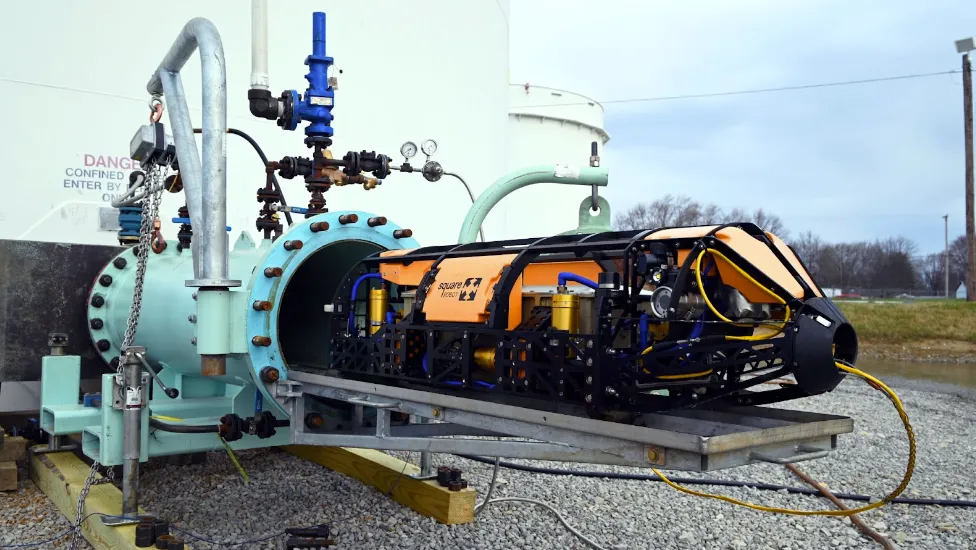 El robot SR-3 de Square Robot se prepara para inspeccionar un tanque sin necesidad de vaciado.
