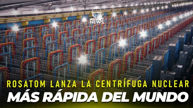 Vista interior de una planta de enriquecimiento de uranio con una fila de centrífugas de gas GC-10 desarrolladas por Rosatom, utilizadas para separación isotópica de uranio.