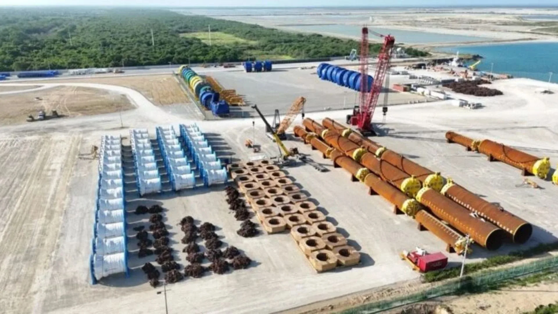 Equipos y estructuras del proyecto Trión en el puerto de Altamira antes de su instalación offshore en el Golfo de México.