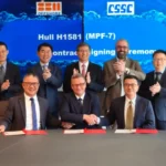 Representantes de SBM Offshore y SWS durante la firma del contrato para construir el séptimo casco Fast4Ward MPF7 destinado a futuros proyectos FPSO.
