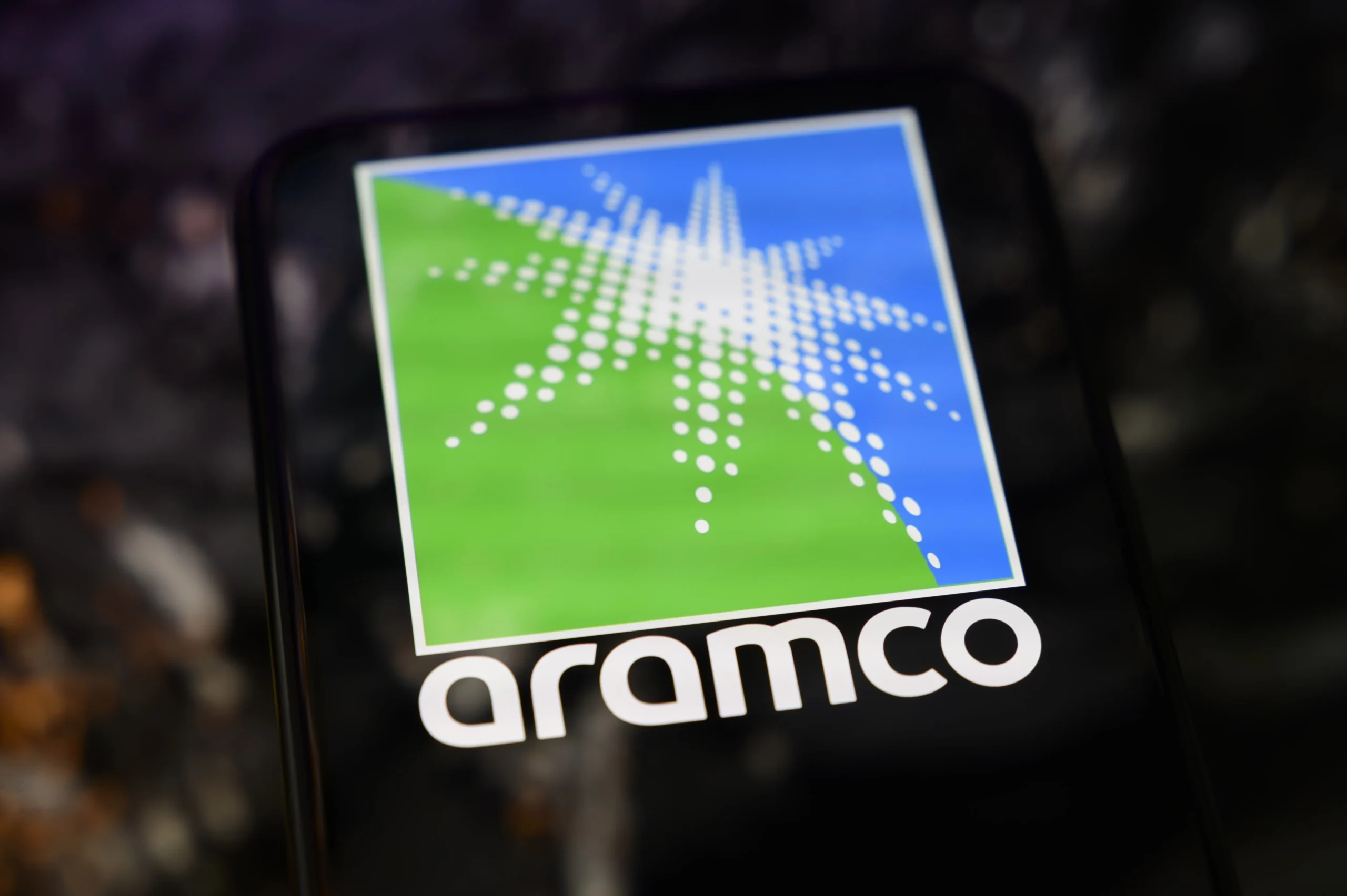 Aramco, petrolera saudí que aumenta sus envíos de petróleo fuera del Estrecho de Ormuz hacia China. 