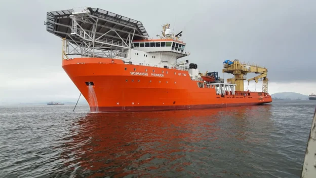 contrato para el buque Normand Pioneer