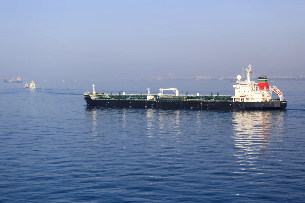 El petróleo alcanza máximo mensual por tensión en el estrecho de Ormuz
