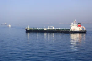 El petróleo alcanza máximo mensual por tensión en el estrecho de Ormuz