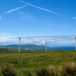 Vista del Tangy wind farm con varios aerogeneradores instalados en una zona costera del oeste de Escocia.