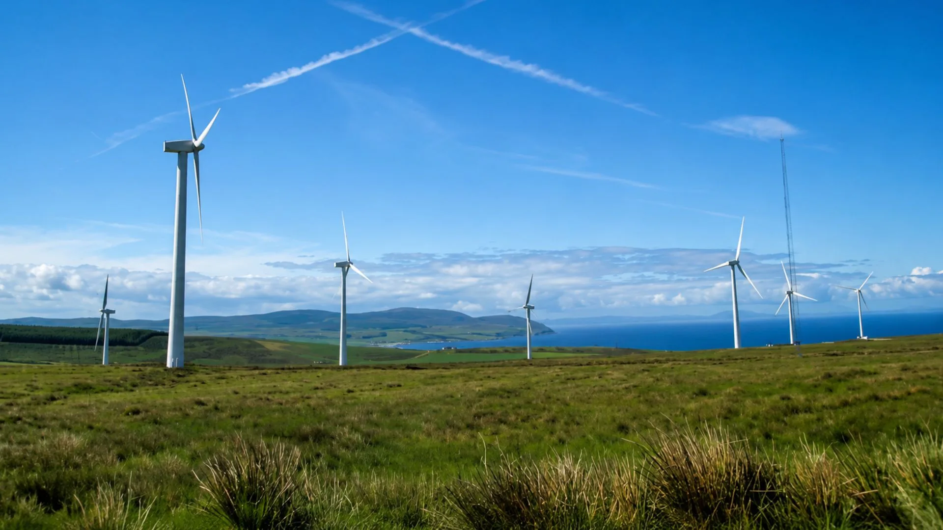 Vista del Tangy wind farm con varios aerogeneradores instalados en una zona costera del oeste de Escocia.