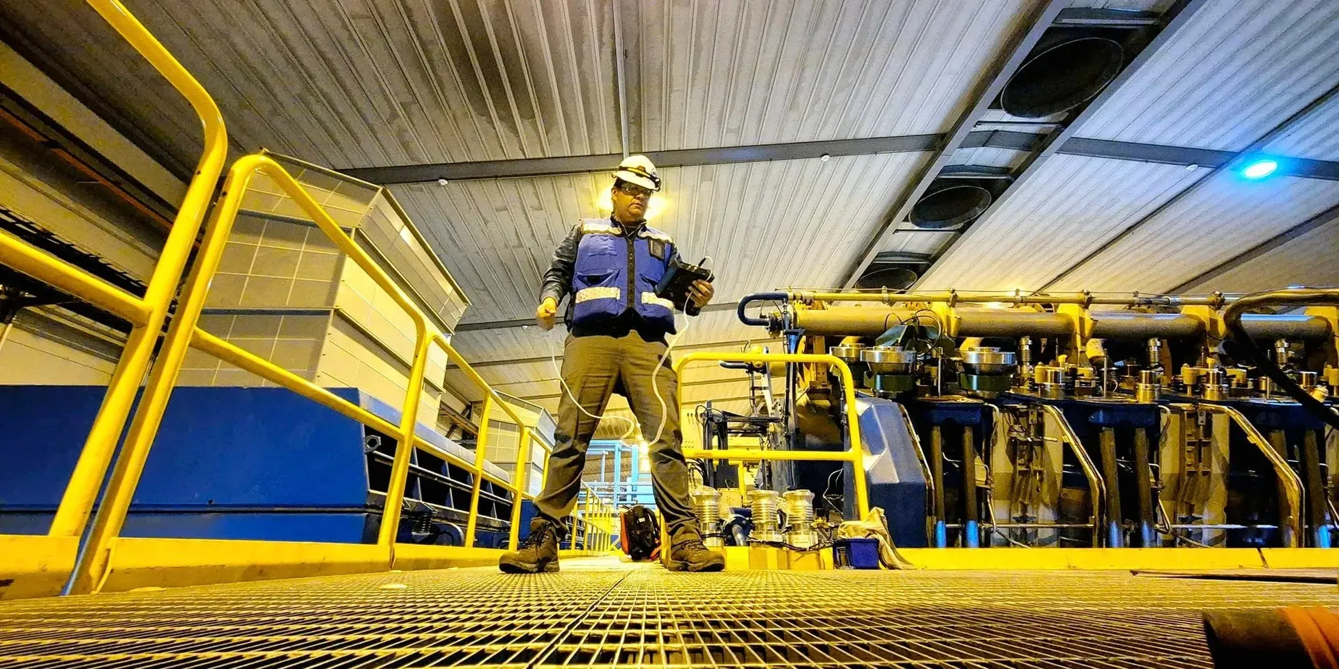 Técnico industrial realizando una inspección con termografía infrarroja en equipos eléctricos en funcionamiento dentro de una planta industrial.