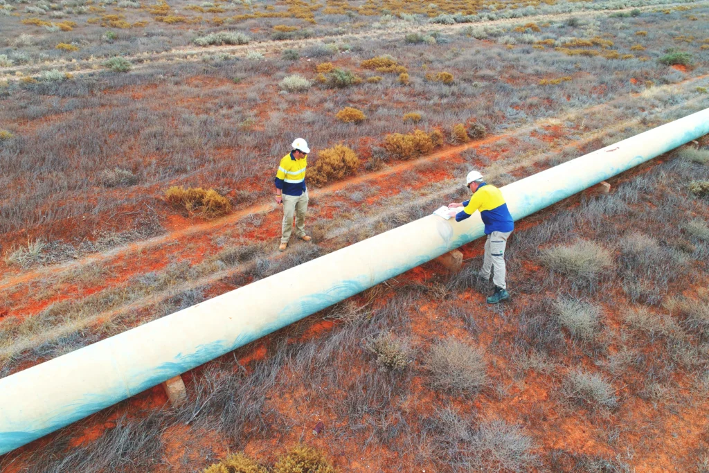 Técnicos inspeccionando ducto terrestre como parte de un programa de integridad y cumplimiento regulatorio de Vecor Pipeline Integrity en campo.