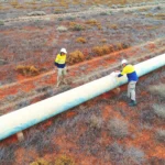Técnicos inspeccionando ducto terrestre como parte de un programa de integridad y cumplimiento regulatorio de Vecor Pipeline Integrity en campo.