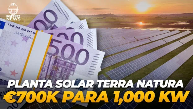 Buque de apoyo marítimo junto a una turbina eólica marina durante la instalación de bloques Reef Cubes en el parque eólico Rampion, con otras turbinas visibles al fondo en el mar.